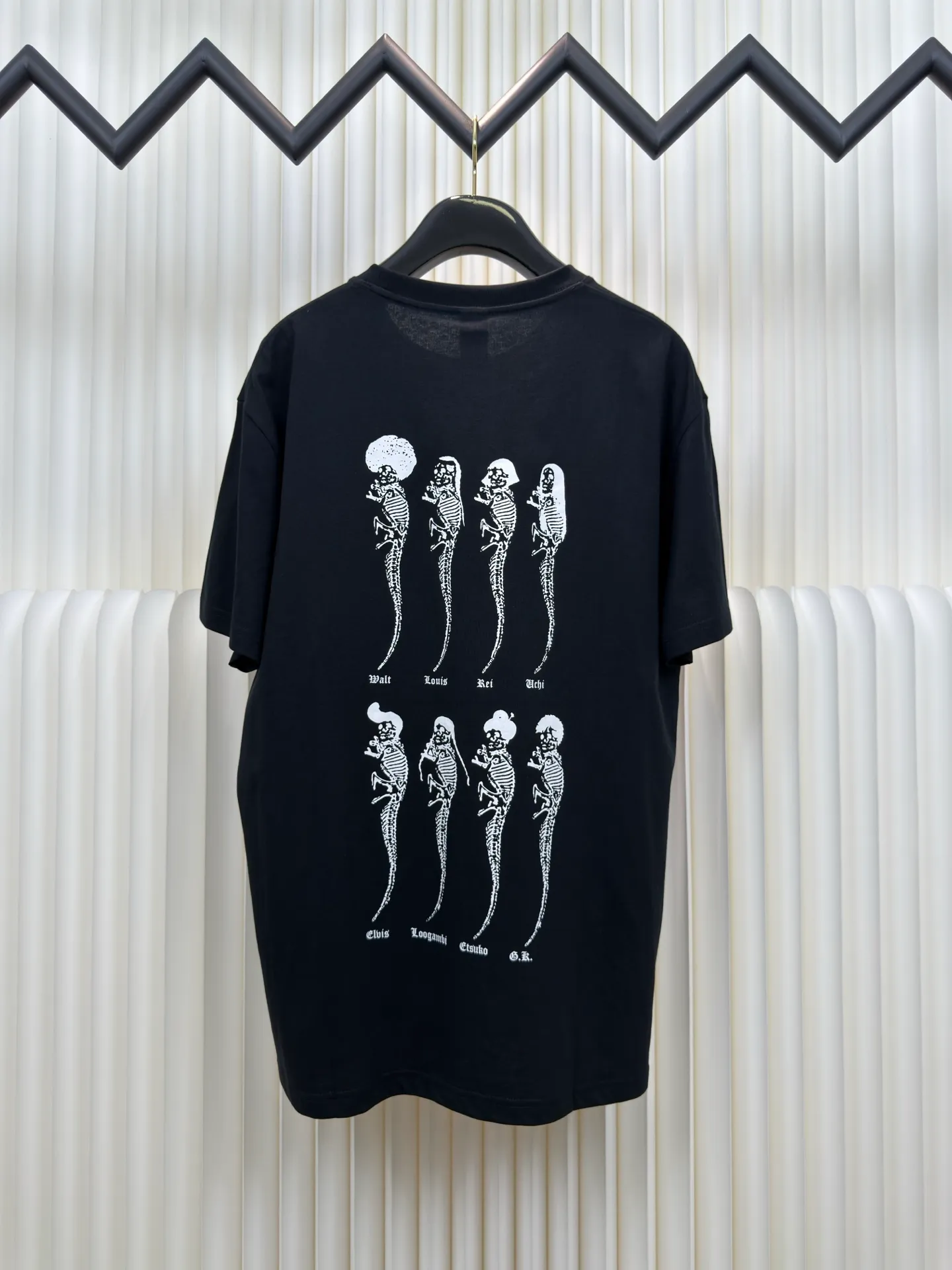 P240 Chrome Hearts/foti Lizard Man Family Portrait Short Sleeves Authentic Open Edition - Physical Counter - Top Luxury Quality 🆚 Instant sale of all editions on the market. The fabric is made of 26 weave 200g cotton. The printing is made of hand glue printing. Customized accessories. Size S M L